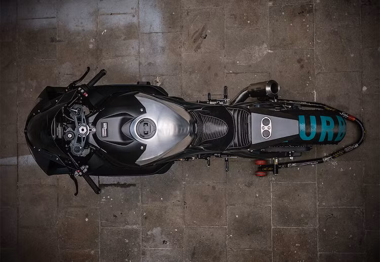 Sau khi độ lại, chiếc S1000RR của Steven đã có công suất lên tới 296 mã lực đo được ở bánh sau cùng mô-men xoắn cực đại lên tới 145 Nm. Với công suất "khủng", chiếc xe có thể đạt tốc độ tối đa cực lớn nhưng để đảm bảo an toàn, Steven đã giới hạn ở mức 319 km/h. Thậm chí, chiếc S1000RR có thể đạt được tốc độ này khi mới chỉ đạt tới số 4.