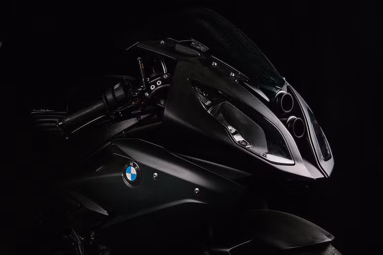 Bộ tăng áp mới yêu cầu phải có lượng khí nạp khá lớn, chính vì vậy Steven đã lắp cho S1000RR thêm những họng hút gió mới, 1 chiếc ở bên thân xe và 2 cái còn lại có hình ống như nòng súng, đặt ở giữa cặp đèn pha "mắt lé" đặc trưng của xe. Bộ quây gió nguyên bản của xe đã được Steven bỏ đi nửa dưới và sửa đổi lại 2 bên để phù hợp với động cơ được độ lại.