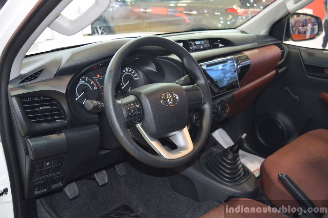 Những trang bị tiện nghi trên pheien bản này dừng lại ở mức tạm đủ dùng với kết nối Bluetooth, dàn âm thanh 4 loa, đầu CD 2 DIN và vô-lăng với cụm nút điều chỉnh âm thanh được tích hợp sẵn.