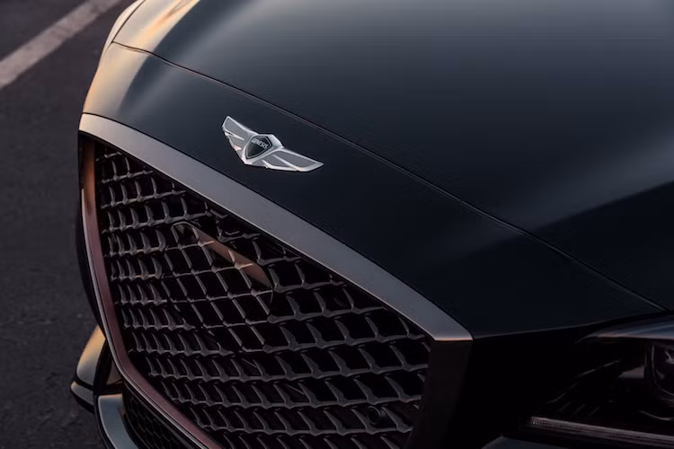 So với một chiếc Genesis G80 bình thường, G80 Sport đã được nâng cấp ngoại hình để trở nên thể thao hơn. Trong đó, phần đầu xe sở hữu cản trước với các khe hút gió lớn cùng lưới tản nhiệt và các chi tiết viền mạ màu chrome đen.