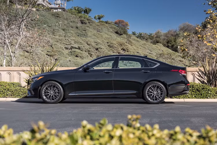 Ở hai bên thân xe, Hyundai Genesis G80 sport đã không thay đổi nhiều thiết kế của G80, chỉ bổ sung cho chiếc xe gương chiếu hậu với ốp bằng sợi carbon thể thao hơn.