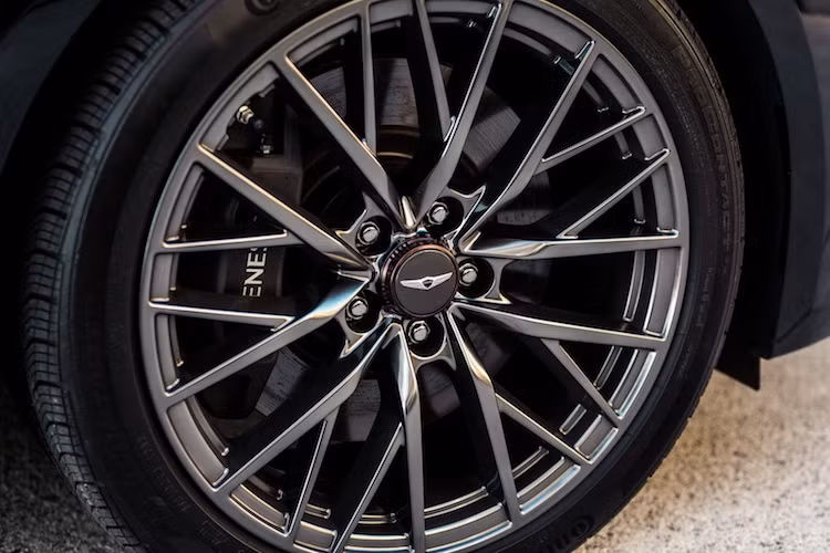 Ngoài ra, không thể không nhắc tới đó là bộ mâm đúc thể thao với thiết kế nhiều cánh được sơn đen mờ cực "ngầu", kết hợp cùng với lốp hiệu năng cao Continental ProContact tới từ Đức.