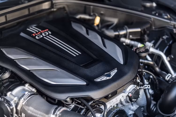 Thay đổi lớn nhất trên Genesis G80 2018 đó là dòng xe đã được bổ sung thêm một phiên bản động cơ 3.3T với máy V6 tăng áp kép mạnh 365 mã lực cùng mô-men xoắn cực đại 509 Nm, truyền sức mạnh thông qua hộp số tự động 8 cấp. Động cơ này đã được Genesis lấy từ dòng sedan cao cấp nhất G90 và đem xuống cho G80.