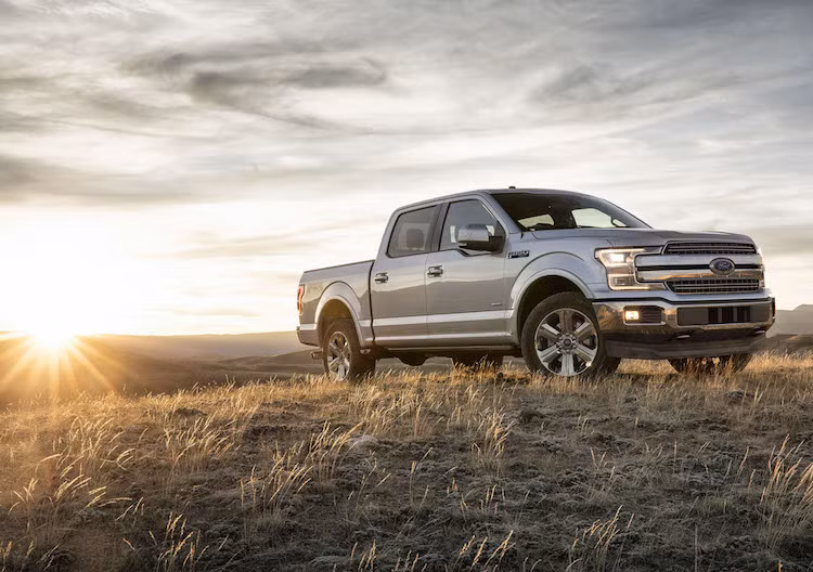 Trong 40 năm qua, F150 luôn là dòng bán tải bán chạy nhất, và đồng thời cũng là mẫu xe bán chạy nhất tại Mỹ suốt 35 năm qua. Là một mẫu xe có vai trò cực kỳ quan trọng, phiên bản Ford F150 2018 nâng cấp giữa vòng đời đã được Ford ra mắt ngay trong triển lãm lớn đầu tiên của năm mới là Detroit 2017.