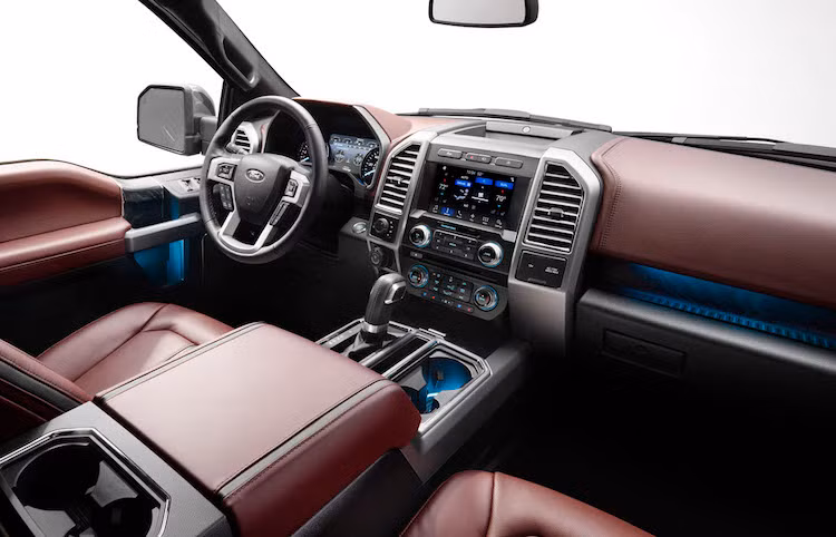 Bên cạnh đó, chiếc xe cũng đã trở nên an toàn hơn với những hệ thống hỗ trợ người lái trang bị sẵn hoặc nằm trong danh sách tùy chọn như cảnh báo điểm mù, tự động giữ làn, hỗ trợ bảo vệ hành khách trước va chạm, nhận biết người đi bộ...