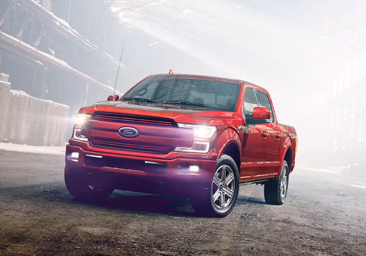 Trên F150 2018, thiết kế của chiếc xe đã được Ford sửa đổi lại để tạo ấn tượng về sự mạnh mẽ, tin cậy. Ngay từ cái nhìn đầu tiên, có thể dễ dàng nhận thấy phần đầu của các phiên bản F150 mới đã được thiết kế lại với cản trước khác biệt và những mẫu lưới tản nhiệt mới với 2 thanh ngang lớn hoặc lưới chắn lớn, tùy thuộc vào từng phiên bản.