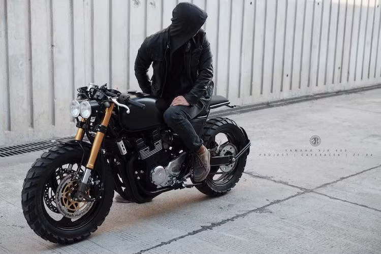 Nằm trong dòng naked bike XJR của Yamaha và cạnh tranh trực tiếp với các model thuộc dòng CB Super Four từ Honda, mẫu XJR400 đã được Yamaha sản xuất từ năm 1990 tới 2007. Được thiết kế khá tương đồng với Honda CB400SF nhưng tại Việt Nam, dòng xe môtô Yamaha XJR400 chưa bao giờ có được "phủ sóng" phổ biến như đối thủ.