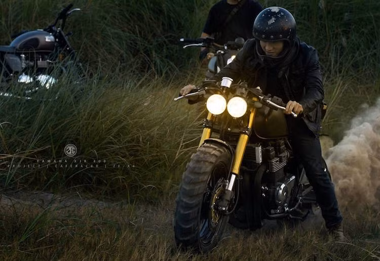 Vốn có thiết kế naked bike truyền thống, chiếc Yamaha XJR400 đã được nhóm các bạn trẻ tại xưởng độ ZIFE Design ở Hà Nội "thổi" vào phong cách cafe racer đầy nam tính và mạnh mẽ.