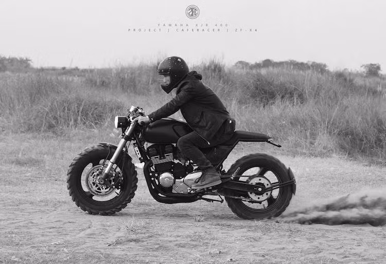 Dù mang phong cách cafe racer nhưng chiếc xe lại có điểm đặc biệt là sử dụng cặp lốp gai địa hình Metzeler Karoo 3, đem tới kiểu dáng cực "ngầu" trong khi vẫn bảo đảm được độ bám đường tốt trên cả đường nhựa lẫn bùn lầy.