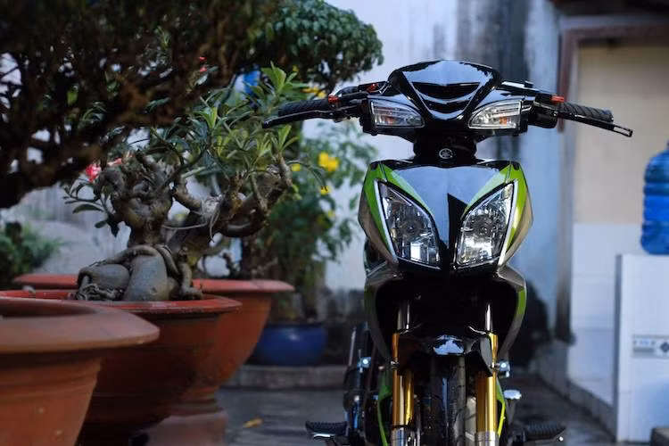 Để có thể làm được điều này, dàn vỏ của Yamaha X1 đã được đặt mua từ Thái Lan về để lắp cho Jupiter. Đặc trưng của chiếc xe là phần đầu với khe hút gió góc cạnh cùng xi-nhan, trong khi cặp đèn pha thực sự được dời xuống mặt nạ trước của xe tạo thành một thiết kế cá tính.