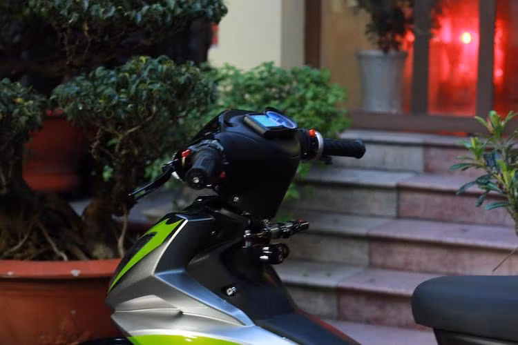 Ở phía trên phần đầu, nhựa gáy của chiếc xe Jupiter đời cũ đã được chế mủ vừa khít với chiếc đồng hồ điện tử Koso RX2, phía dưới là cây trợ lực Ohlins. Ngoài ra chiếc xe còn được độ bao tay Domino, cùm ga cuốn và cặp tay phanh/côn CRG.