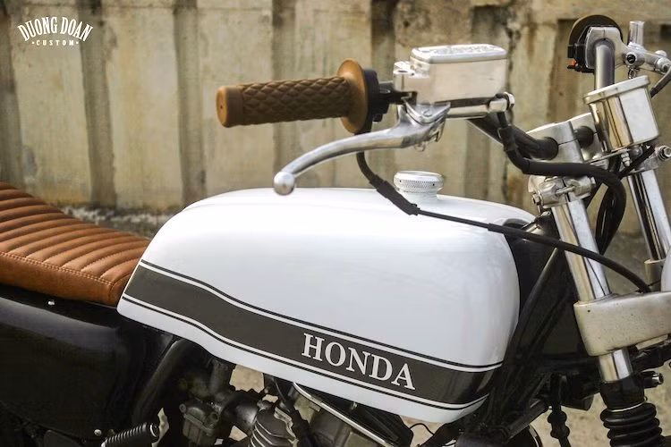 Vốn có bình xăng hình giọt nước, tuy nhiên trên bản độ này những người thợ tại xưởng Duong Doan Design đã "thửa riêng" cho Master 125 một bình xăng lớn mới, với kiểu dáng vuông vức hơn và kéo dài về phía sau xe. Nằm trên bình xăng là nắp xăng được xưởng tiện CNC từ nhôm.