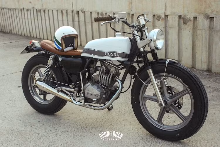 Từ bàn tay của những người thợ trẻ tại xưởng độ Duong Doan Design ở Hà Nội, chiếc xe côn tay Honda phân khối nhỏ Master 125 đã "thoát xác" khỏi ngoại hình già nua ban đầu để trở thành brat tracker cá tính.