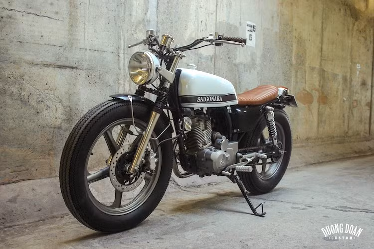 Do sở hữu kiểu dáng cruiser giống CM125 nên ở dạng nguyên bản, Master 125 trông khá "già". Tuy nhiên sau khi được những người thợ trẻ ở xưởng Duong Doan Design ở Hà Nội chế lại, chiếc xe mang kiểu dáng trẻ trung hơn theo phong cách brat tracker đầy "nổi loạn".