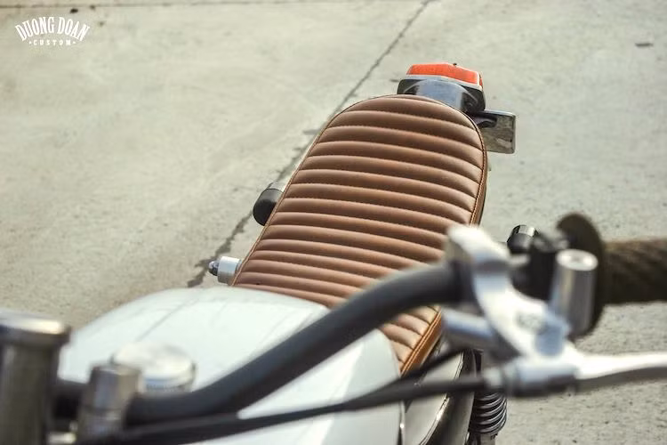 Theo đúng phong cách Brat, chiếc xe đã có phần khung phụ phía sau được chỉnh sửa lại để có thể lắp được chiếc yên thẳng, mỏng gần như tạo thành một đường thẳng với bình xăng từ phía trước ra sau xe.