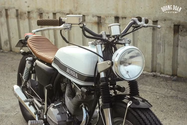 Để tạo phong cách tracker, chiếc xe đã được thay ghi-đông Rizoma cao hơn, cùng với bao tay Biltwell và cụm đồng hồ tối giản. Nằm ở phía trước xe là đèn pha "gáo dừa" với thiết kế dạng tròn cổ điển cực lớn.