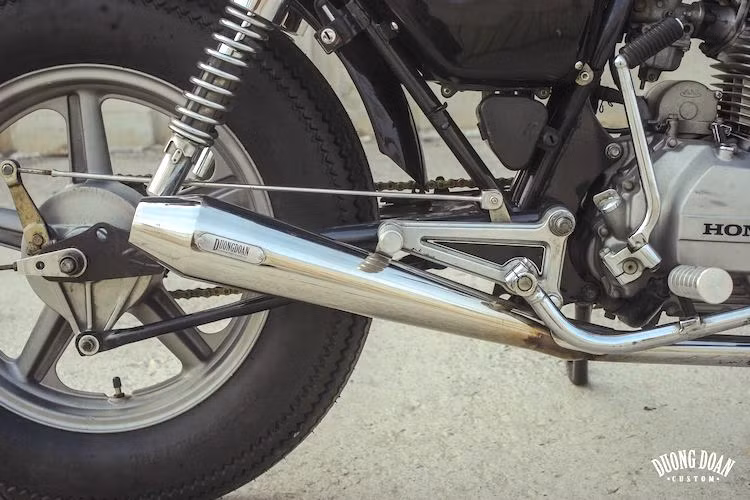Theo truyền thống của Duong Doan Design, bản độ này không thể thiếu được hàng loạt các chi tiết do chính xưởng gia công, có thể kể tới bao gồm dàn để chân được tiện CNC từ nhôm hay cây pô "quả chùy" kiểu dáng cổ điển nằm bên phải thân xe.