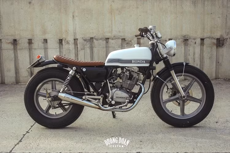 Cặp mâm đúc 5 cánh nguyên bản với đường kính 19 inch phía trước và 16 inch phía sau của Master 125 đã được Duong Doan Design giữ nguyên, tuy nhiên chiếc xe đã được thay bộ lốp thành cao và vân vintage theo phong cách lốp firestone để đem tới vẻ đẹp cổ điển.