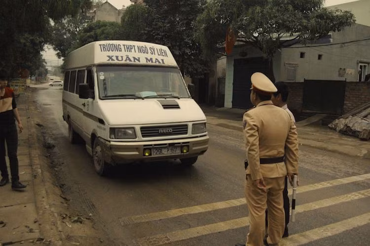 Bên cạnh đó, lực lượng CSGT tuần tra, kiểm tra thường xuyên trên nhiều tuyến đường cũng đã phối hợp với cục đăng kiểm, góp phần không nhỏ trong việc giảm thiểu số lượng xe hết "đát" lưu thông ngoài đường công cộng. Những chủ xe vi phạm sẽ bị xử lý nặng và tịch thu phương tiện.