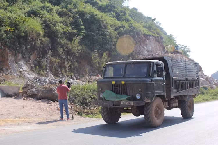 Bên cạnh đó, danh sách các xe “đắp chiếu” cũng được Cục Đăng kiểm thông tin rộng rãi tại địa chỉ www.vr.org.vn, mục “PT hết niên hạn SD” và “PT sắp hết niên hạn SD”. Mặc dù đã có nhiều biện pháp ngăn chặn xe hết "đát" tham gia giao thông nhưng theo ông Nguyễn Trọng Thái - Chánh văn phòng Ủy ban ATGT quốc gia, "cuộc chiến" chống lại loại xe này vẫn rất khó khăn trong nhiều năm qua.