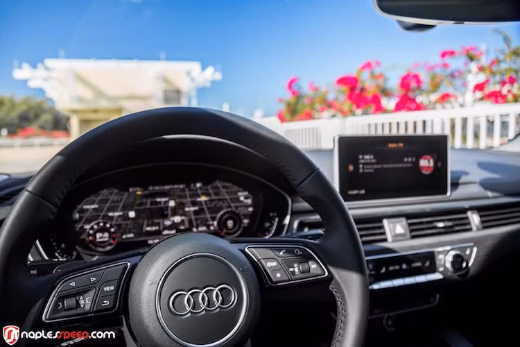 Tuy nhiên bù lại, nội thất của xe đã có thiết kế hoàn toàn mới, hiện đại và sang trọng hơn, đi kèm với các tiện nghi như màn hình trên bảng đồng hồ 12,3 inch, hệ thống thông tin giải trí thế hệ mới,... Dù trông khá giống thế hệ cũ nhưng trên thực tế A4 có các kích thước dài x rộng lần lượt lớn hơn 25 và 16 mm. Nhờ đó, chiếc xe có cabin và khoang chứa đồ rộng hơn hẳn.