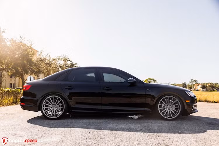 Với thiết kế vốn đã sắc sảo hơn, chiếc A4 thế hệ mới có thể trở nên rất bắt mắt dù chỉ được "độ nhẹ". Để chứng minh cho điều này, xưởng Naples Speed đã chỉ độ lại A4 rất nhẹ nhưng đã khiến chiếc xe trông vừa sang trọng, vừa thể thao hơn. Trong đó, hệ thống treo của xe đã được độ lại với các giảm xóc thể thao của hãng H&amp;R.