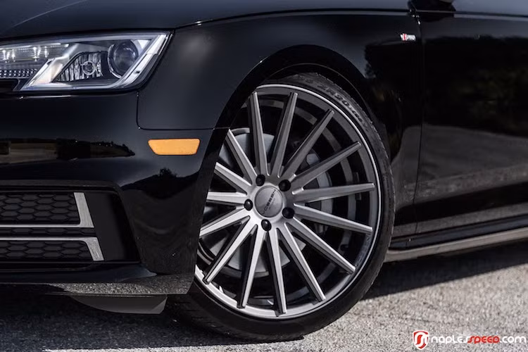 Tuy nhiên, điểm ấn tượng nhất trên bản độ Audi A4 này đó là bộ mâm nguyên bản của xe đã được thay thế bằng mâm "khủng" Vossen VFS2 với đường kính lên tới 20 inch. Với thiết kế nhiều nan, bộ mâm này không chỉ khiến A4 trở nên thể thao hơn mà còn giữ nguyên sự thanh lịch và sang trọng vốn có.