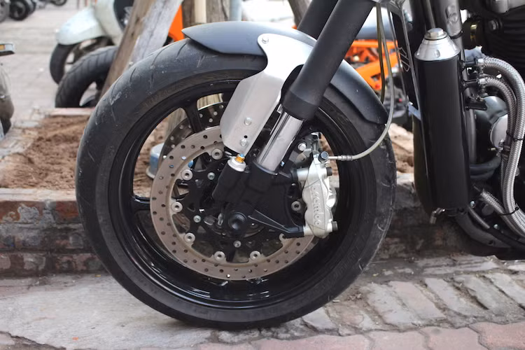 Bên cạnh phuộc trước, bánh trước của chiếc xe cũng có mâm 17 inch 5 cánh xoắn từ một mẫu superbike khác, đi kèm với lốp 120/70/17 Dunlop Sportmax. Hệ thống phanh của xe đã được nâng cấp với đĩa kép và cặp heo Brembo để tăng độ an toàn; phía trên bánh trước là dè con được chế tạo thủ công với tai bắt bằng nhôm trần.