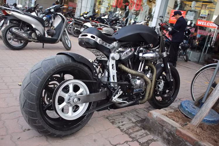 Sau 1 năm nằm trong xưởng độ, chiếc Harley-Davidson 883 đã có ngoại hình "siêu ngầu", mang phong cách của chiếc Confederate Hellcat X132 tiền tỷ. Hiện chiếc xe đã có thể vận hành, nhưng vẫn còn nhiều điểm chưa hoàn hảo và sẽ được chủ xe tiếp tục "trau chuốt" trong năm 2017 này.