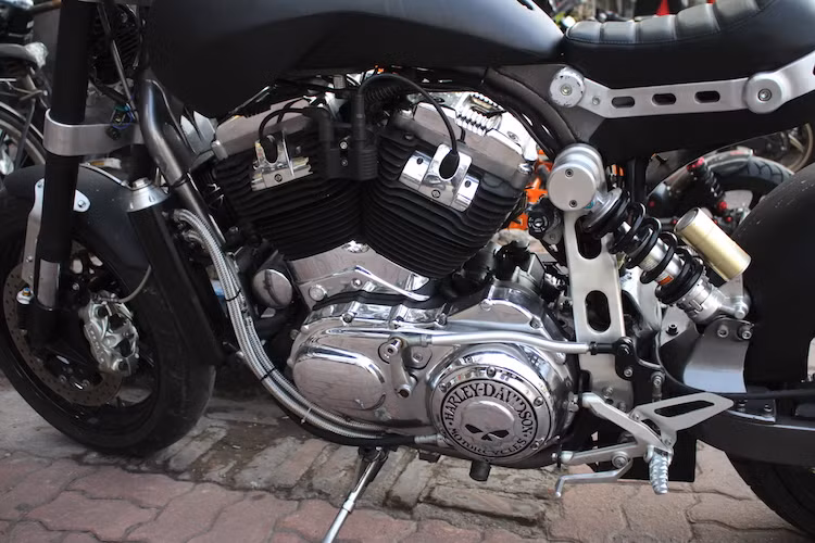 Khối động cơ nguyên bản của Harley 883 đã được giữ lại, cũng có dạng V-Twin như Confederate Hellcat X132 thật nhưng chỉ có dung tích 883 cc thay vì 2163 cc. Đi kèm với động cơ là hộp số 5 cấp, giúp chiếc xe có thể đạt công suất tối đa 50 mã lực và mô-men xoắn cực đại 69 Nm.