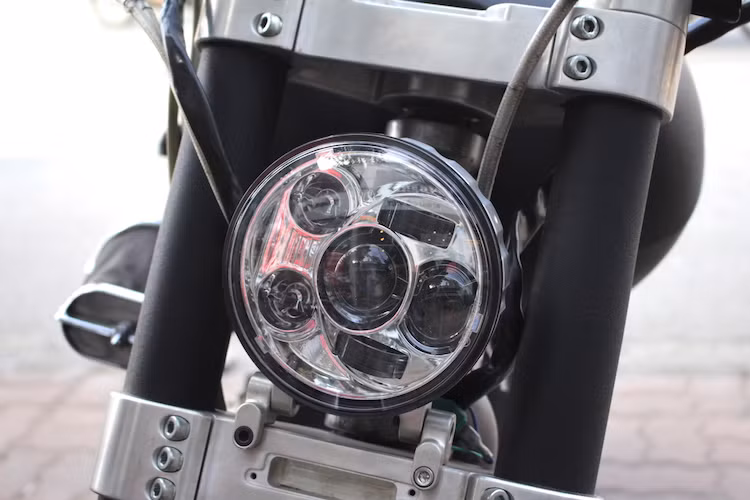 Được độ lại hoàn toàn, thật khó có thể nhận ra chiếc "Confederate Hellcat X132" này vốn từng là Harley 883. Toàn bộ dàn đầu phía trước của chiếc xe đã được thay thế toàn bộ với phuộc USD từ một mẫu môtô khác, bắt vào cổ xe bởi cặp chảng ba CNC chắc chắn. Nằm giữa cặp phuộc là đèn pha LED mới kiểu Daymaker của Harley-Davidson.