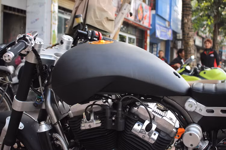 Thay vì bình xăng dạng "hạt đậu" (Peanut) đặc trưng của dòng 883, những người thợ độ đã gò cho chiếc xe một bình xăng mới với kiểu dáng tương tự như trên Confederate X132 thật. Nằm ở phía trên bình xăng là nắp xăng CNC đóng mở nhanh tương tự nhiều mẫu xe đua.