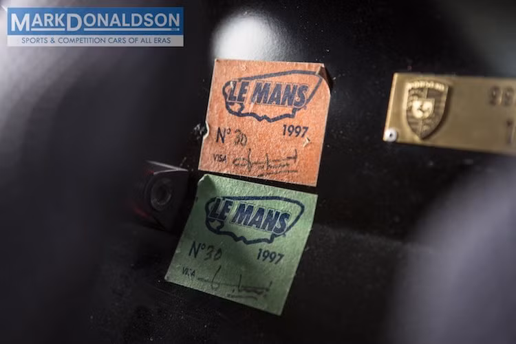 Để có thể được tham gia vào các giải đua, Porsche đã tạo ra một số lượng cực ít những chiếc 911 GT1 phiên bản thương mại, tuy nhiên đã có nhiều chiếc GT1 đua được "hoàn lương" thành xe dân dụng. Chiếc 911 GT1 trong bài viết này thuộc phiên bản đầu 993 GT1, xuất hiện lần đầu tại vòng đua Hockenheim - Đức thuộc giải FIA GT Championship năm 1997 và về đích ở vị trí thứ 8.