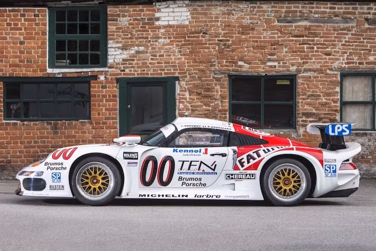 Với sự "lên ngôi" của các giải đua xe du lịch vào giữa thập niên 90 như BPR Global GT Series (sau đó đã được chuyển thành giải FIA GT Championship), nhiều hãng xe đã tìm cách chuyển những chiếc siêu xe thương mại của họ thành xe đua như Ferrari với F40 hay McLaren P1. Tuy nhiên vào năm 1996, Porsche đã thiết kế riêng một mẫu xe đua "đặc chủng" với tên gọi 911 GT1.