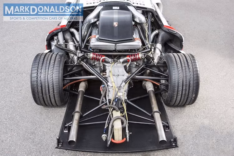 Phần chassis đầu của 911 GT1 được lấy từ 911 993 hoặc 996, tuy nhiên phần đuôi xe lại được phát triển từ mẫu xe đua Porsche 962 nổi tiếng, khiến 911 GT1 có cách bố trí động cơ đặt giữa, dẫn động cầu sau thay vì động cơ đặt sau, dẫn động cầu sau như 911 truyền thống. Xe được trang bị máy 6 xi-lanh nằm ngang 3.2l làm mát bằng chất lỏng với công suất 600 mã lực.