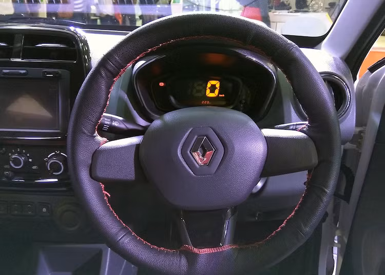 Với kích thước bé nhỏ nên mẫuxe giá rẻ Kwid không đem tới không gian rộng rãi cho người ngồi sau. Lưng ghế trước cũng thiếu đi những túi đựng đồ và đương nhiên, hệ thống điều hòa độc lập sẽ vắng bóng trên mẫu xe cỡ nhỏ này.Bù lại, Renault cho biết Kwid có không gian khoang hành lý lớn nhất trong phân khúc.