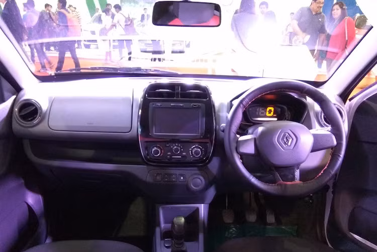 Dù có giá rẻ nhưng khoang lái của Kwid Live For More được trang bị khá nhiều tiện nghi dù có thiết kế đơn giản. Bảng đồng hồ của xe hoàn toàn sử dụng màn hình kỹ thuật số và có thiết kế khá giống đồng hồ xe máy. Một số phiên bản cao cấp được trang bị thêm hệ thống thông tin giải trí với màn hình cảm ứng 7 inch.