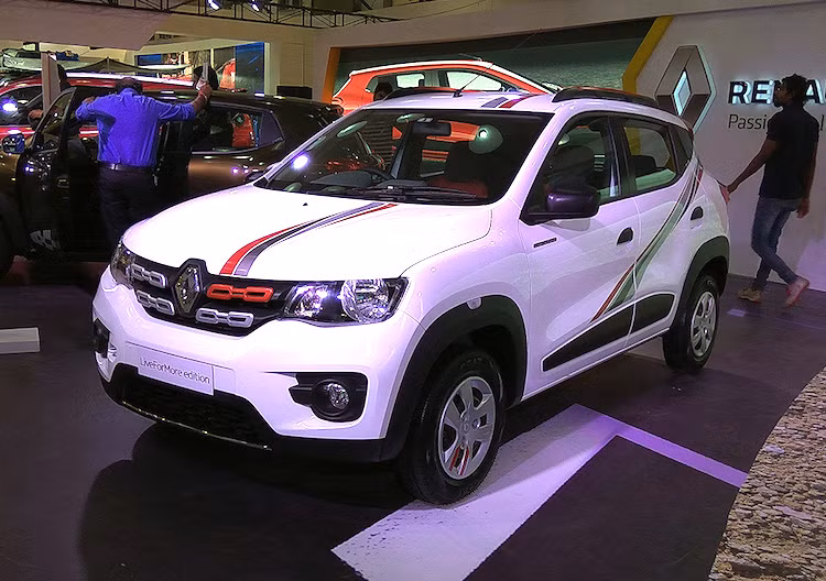 Cụ thể Renault Kwid là mẫu crossover toàn cầu thứ 3 của hãng xe Pháp, sau Koleos và Kadjar. Tên gọi của xe được lấy từ mẫu concept vào năm 2014 và phiên bản thương mại của xe xuất hiện lần đầu cách đây khoảng 1 năm. Tại triển lãm Autocar Performance Show 2017 đang diễn ra tại Ấn Độ, phiên bản Renault Kwid mới mang cái tên Live For Mode Edition.