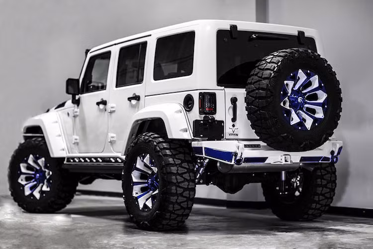 Gía xe Jeep Wrangler khởi điểm chỉ từ 23.995 USD nhưng sau khi được Voltron Motors độ lại, giá của xe đã đội lên gần gấp 3 lần là 59.900 USD (tương đương 1,359 tỷ đồng).