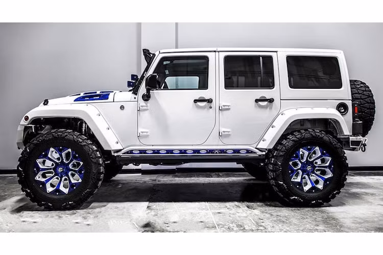 Ở hai bên thân xe, gói độ Prestige Intimidator cũng bổ sung cho Wrangler những vòm bánh rộng hơn được bắn đinh rivet vào thân xe. Ngoài ra, hệ thống treo của xe đã được độ giảm xóc Fox Racing cao hơn 10 cm để lắp vừa bộ mâm Forgiato "siêu khủng" và lốp gai cực lớn.