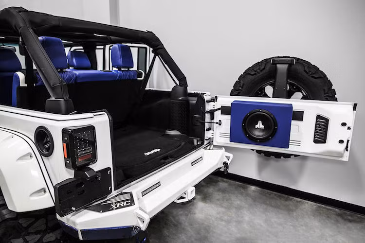 Hệ thống thông tin giải trí của xe cũng đã được chú trọng với đầu DVD kèm màn hình cảm ứng, hệ thống định vị toàn cầu, kết nối smartphone thông qua giao thức Apple Carplay hay Android Auto và dàn âm thanh "khủng" gồm các loa Alpine và JL Audio.