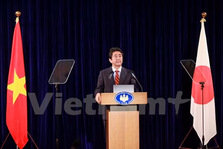 Tại buổi họp báo với phóng viên các nước tối 16/1, Thủ tướng Abe nhấn mạnh nguyên tắc an ninh, an toàn, tự do hàng hải có vai trò cực kỳ quan trọng. Để thực hiện điều đó, việc thượng tôn pháp luật sẽ phải được quán triệt một cách đầy đủ. (Ảnh: Minh Sơn/Vietnam+)