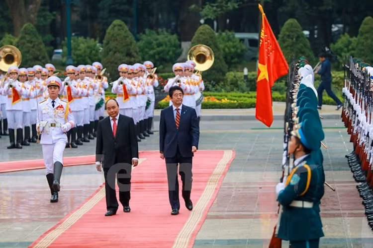 Lễ đón chính thức Thủ tướng Abe do Thủ tướng Nguyễn Xuân Phúc chủ trì đã diễn ra tại Phủ Chủ tịch. (Ảnh: Minh Sơn/Vietnam+)