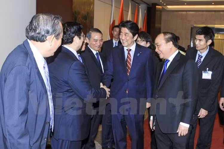 Sáng 17/1, ông Abe đã tiếp xã giao Trưởng Ban Tổ chức Trung ương, Chủ tịch nhóm Nghị sĩ Hữu nghị Việt- Nhật Phạm Minh Chính, gặp gỡ giám đốc và một số cán bộ, sinh viên Đại học Việt – Nhật. (Ảnh: Minh Sơn/Vietnam+)