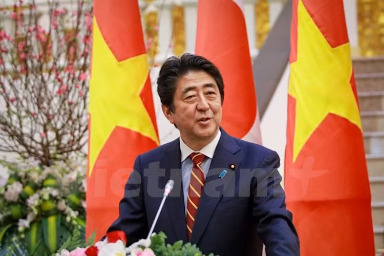 Thủ tướng Shinzo Abe tuyên bố Nhật Bản quyết định sẽ đóng 6 tàu tuần tra mới cho Việt Nam. Các tàu này trị giá 38,5 tỷ yên, tương đương 338 triệu USD, nằm trong khoản Hỗ trợ Phát triển Chính thức (ODA) mới trị giá tổng cộng 123 tỷ yên (tương đương 1,05 tỷ USD) mà Nhật dành cho Việt Nam. (Ảnh: Minh Sơn/Vietnam+)