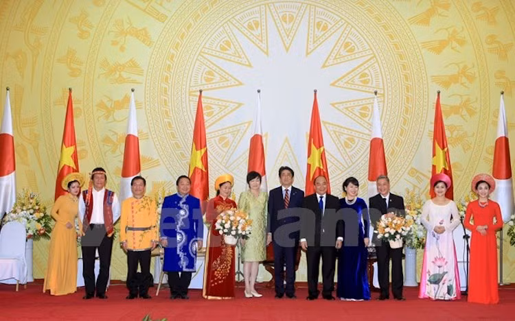 Trong chiêu đãi chính thức tối 16/1, Thủ tướng Nguyễn Xuân Phúc nhấn mạnh người Việt Nam và người Nhật Bản yêu mến và tin tưởng nhau, ủng hộ nhau để xây dựng đất nước vững mạnh, đóng góp vào hòa bình, ổn định và phát triển của khu vực châu Á và thế giới. (Ảnh: Minh Sơn/Vietnam+)