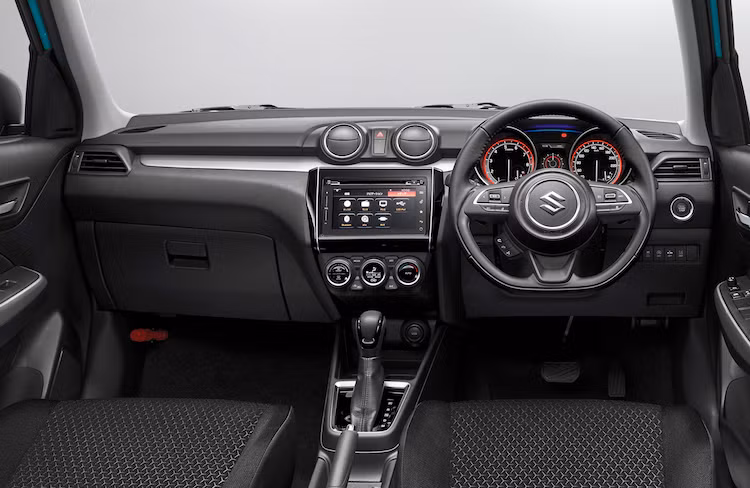 Ở bên trong nội thất, cabin của Swift đã được thiết kế lại hoàn toàn với vẻ cao cấp hơn. Về trang bị, tùy vào từng phiên bản, Swift có thể có hệ thống điều hòa tự động, hệ thống thông tin giải trí với màn hình 7 inch cảm ứng tích hợp kết nối smartphone Android Auto/Carplay, định vị vệ tinh, khóa thông minh, camera lùi, lẫy chuyển số trên vô-lăng, tay lái có nút chỉnh âm thanh.