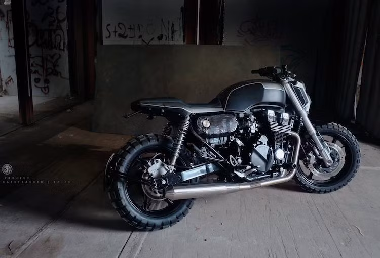 Qua bàn tay của một nhóm bạn trẻ đam mê xe tại ZIFE Design - Hà Nội, chiếc naked-bike phân khối lớn Honda CB750 đã sở hữu ngoại hình đầy mạnh mẽ và tinh tế theo phong cách cafe tracker với một loạt chi tiết "hàng thửa" đầy ấn tượng.