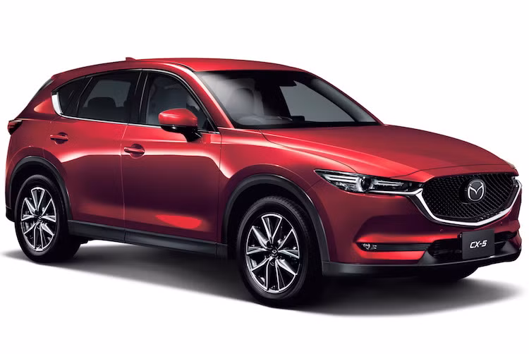 Dù hiện nay Mazda đã có chiếc CX-9 với 7 chỗ ngồi, tuy nhiên so với CX-5, mẫu xe này có kích thước lớn hơn khá nhiều, sở hữu nhiều trang bị cao cấp kèm giá đắt hơn. Chính vì vậy, để "chiều lòng" những khách hàng cần một chiếc crossover 7 chỗ nhỏ gọn, Mazda CX-5 thế hệ mới sẽ có phiên bản 7 chỗ.