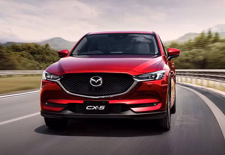 Tuy nhiên, hiện chưa rõ Mazda sẽ làm thế nào để CX-5 thế hệ mới có thêm một hàng ghế thứ 3. Hãng có thể lắp thêm một hàng ghế nhỏ vào khoang hành lý của phiên bản 5 chỗ hiện tại để dành cho trẻ em, hoặc kéo dài trục cơ sở như Volkswagen từng làm với chiếc Tiguan cho thị trường Mỹ để có không gian nội thất rộng hơn.